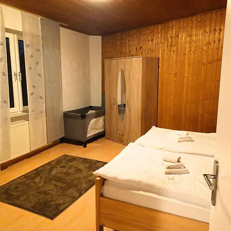 Ruhige Freistehender Mit Parkplatz 아파트