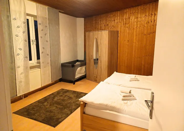 Ruhige Freistehender Mit Parkplatz Lägenhet